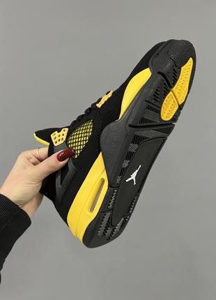 Шикарные мужские кроссовки nike air jordan 4 retro thunder чёрные с жёлтым9 фото