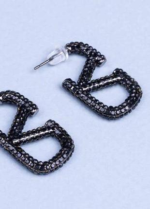Стильные черные серьги гвоздики