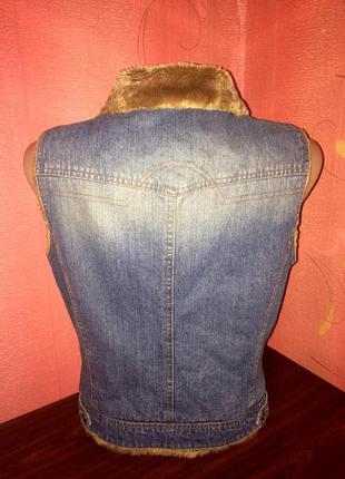 Фірмова джинсова жилетка, безрукавка на хутрі3 фото