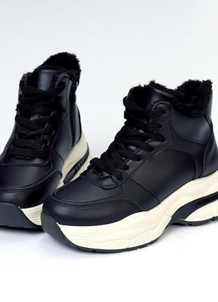 Черные кроссовки