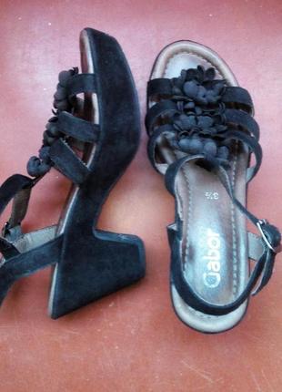 Босоножки на танкетке с цветочками