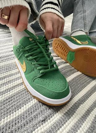 Шикарные женские кроссовки nike sb dunk low pro st. patrick’s day зелёные с золотым лого4 фото