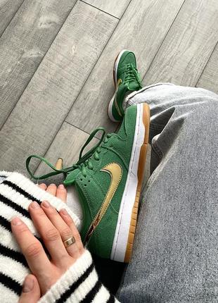 Шикарные женские кроссовки nike sb dunk low pro st. patrick’s day зелёные с золотым лого5 фото