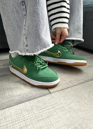 Шикарные женские кроссовки nike sb dunk low pro st. patrick’s day зелёные с золотым лого6 фото