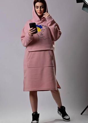 Патриотическое толстовочное платье на флисе оверсайз с капюшоном розовая пудровая девушка
