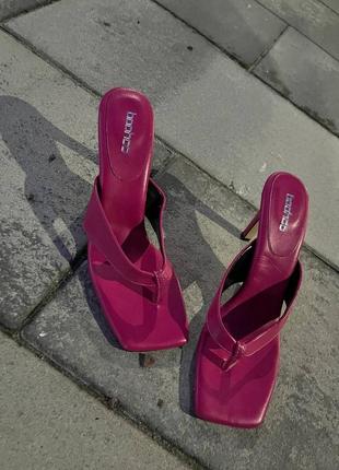 Розовые босоножки на каблуках1 фото