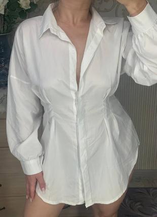 Белое платье с имитацией корсета