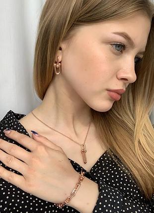 Аккуратные сережки в цвете