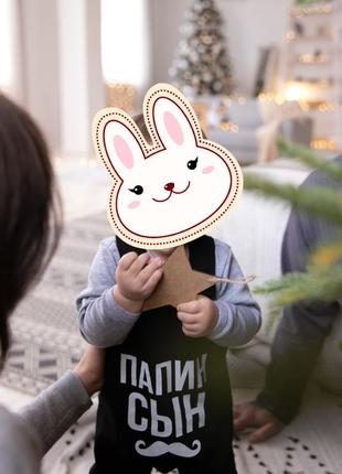 Комбінезон з принтом + боді + шкарпетки.