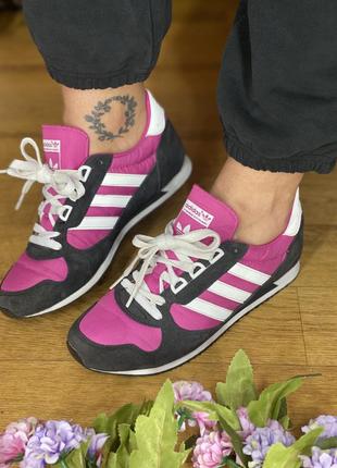 Эффектные малиновые кроссовки adidas