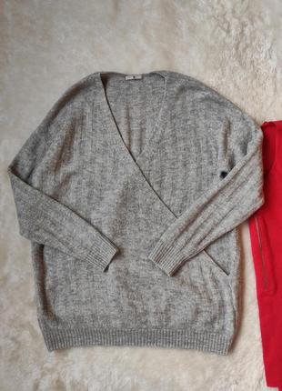 Серый вязаный свитер оверсайз на запах джемпер с треугольным вырезом декольте батал большого размера2 фото