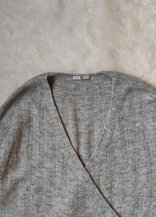 Серый вязаный свитер оверсайз на запах джемпер с треугольным вырезом декольте батал большого размера7 фото