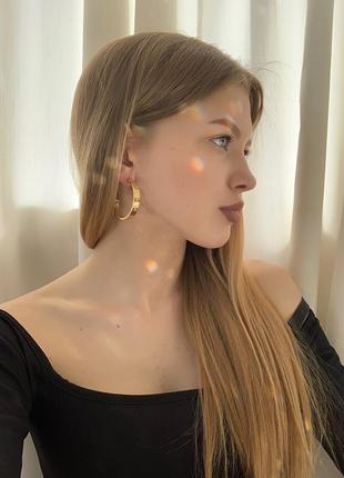 Красивые серьги полукольца с логотипом