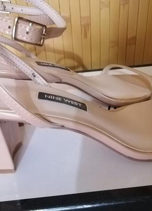 Нюдовые босоножки nine west