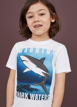Красива футболка з акулою2 фото