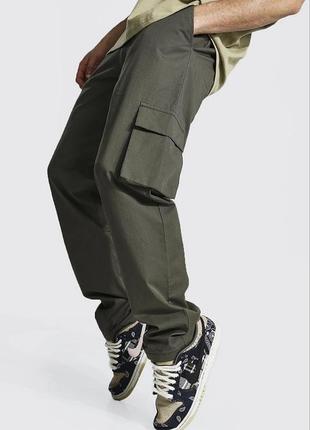 Чоловічі однотонні штани карго в кольорі олива з великим  кишенями