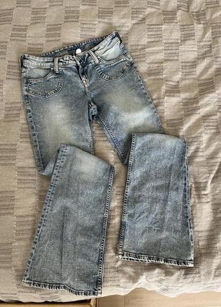 Голубые винтажные джинсы клеш flare jeans от hm