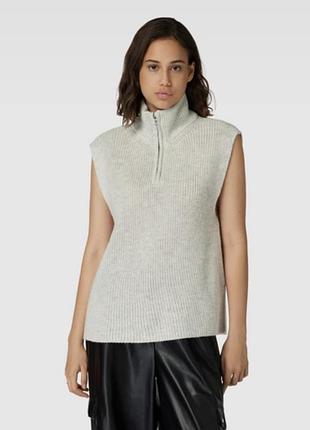 Сірий в’язаний жилет жилетка