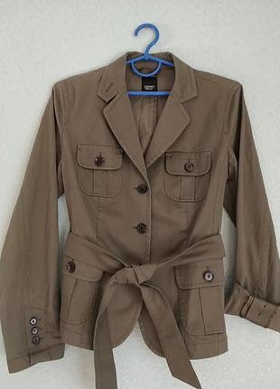 Жіночий піджак в стилі мілітарі
