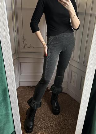 Стильні штани з рюшами знизу