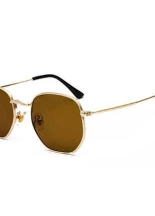 Солнцезащитные очки с золотой оправой и темно-коричневыми линзами1 фото