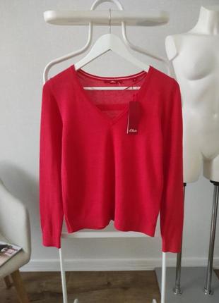 Красный джемпер свитер