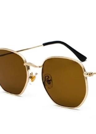 Солнцезащитные очки с золотой оправой и темно-коричневыми линзами4 фото