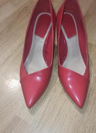 Червоні туфлі stradivarius1 фото