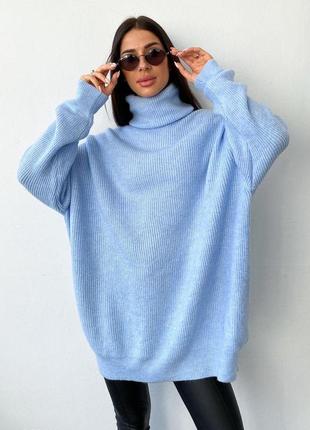 Женский длинный вязанный свитер оверсайз с высоким воротом голубого цвета. модель 350145 фото