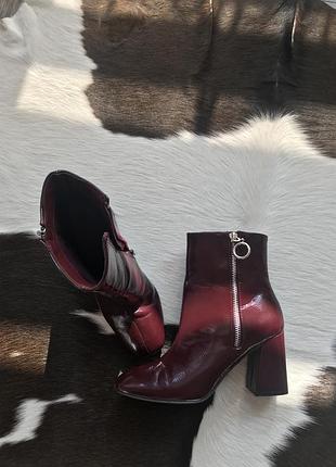 Лакові черевики.