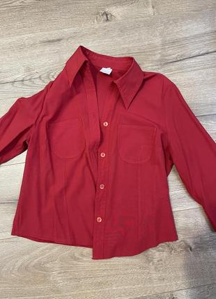 Красная блузка с четвертым рукавом