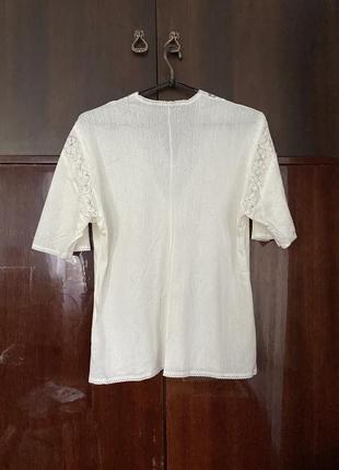 Большая легкая мягкая белая футболка с кружевными вставками нарядная5 фото