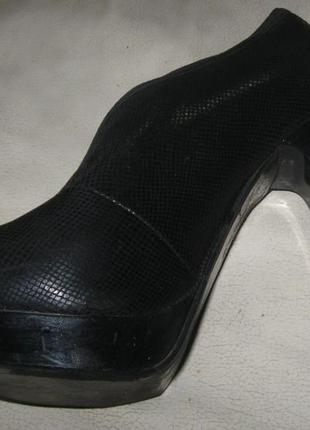 Полуботинки на каблуке черн4 фото