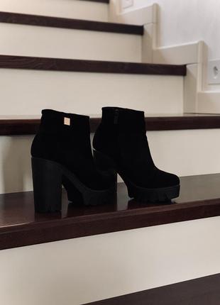 Ботильйони на підборах чорного кольору утеплені натуральна замша розмір 37