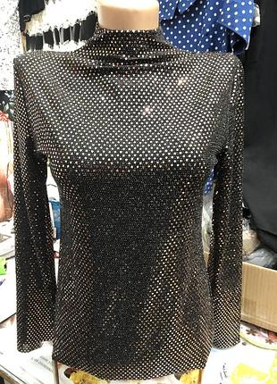 Гольф прикрашений жовтими переливаються паєтками