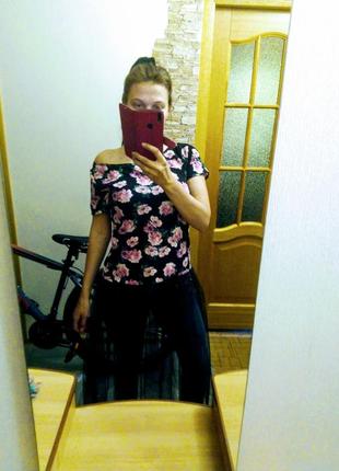 Крутая топовая футболка с открытым плечем и фатином