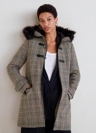 Пальто в клетку mango