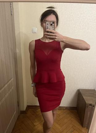 Нарядна сукня плаття червона з баскою та супер декольте