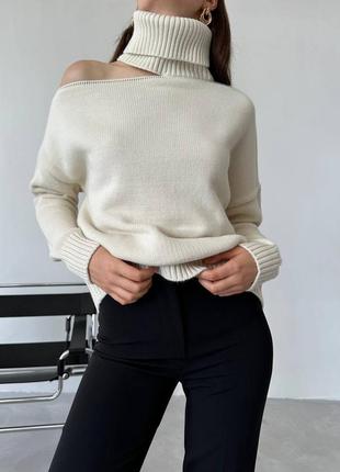 Стильный свитер с высокой горловиной