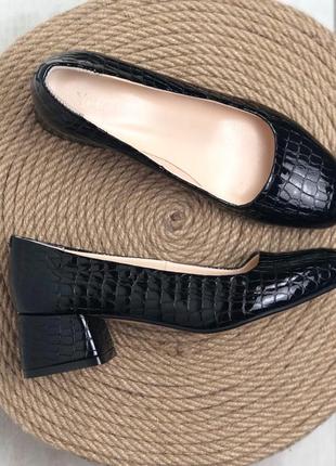 Туфлі з натуральної шкіри , лаковані з квадратним носком на низькому підборі 4.см