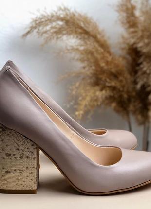 Туфлі шкіряні з круглим носком бежеві на високому підборі 9 см