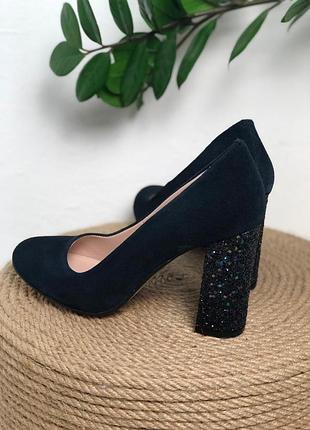 Туфлі замшеві з круглим носком на високому підборі 9 см