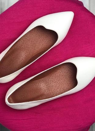 Балетки , туфли с острым носком из натуральной  кожи цвета светлый беж