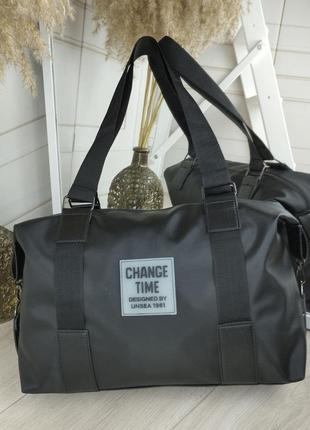 Чорна вмістка сумка для спортзалу чи подорожей