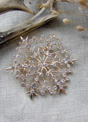 Сверкающая брошь снежинка зимняя золотистая крупная брошка со снежинкой