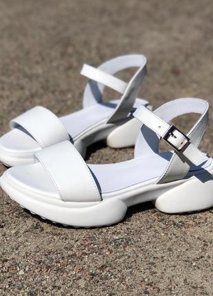 Сандалии из натуральной  кожи белого цвета на спортивной подошве