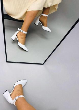 Туфли лодочки с острым носком из натуральной кожи белого цвета на низком каблуке 6см2 фото