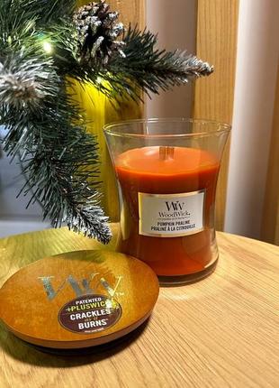 Ароматична свічка з нотами гарбуза та спецій woodwick medium pumpkin praline 275 g