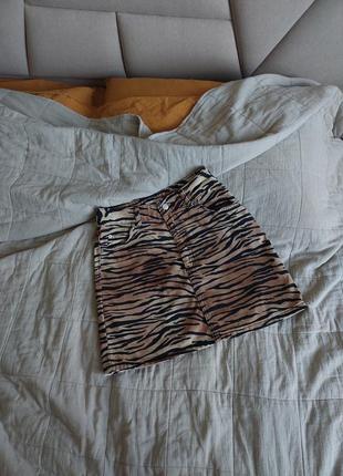 Стильная джинсовая юбка в животный принт1 фото