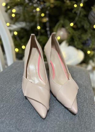Нові жіночі туфлі на шпильці